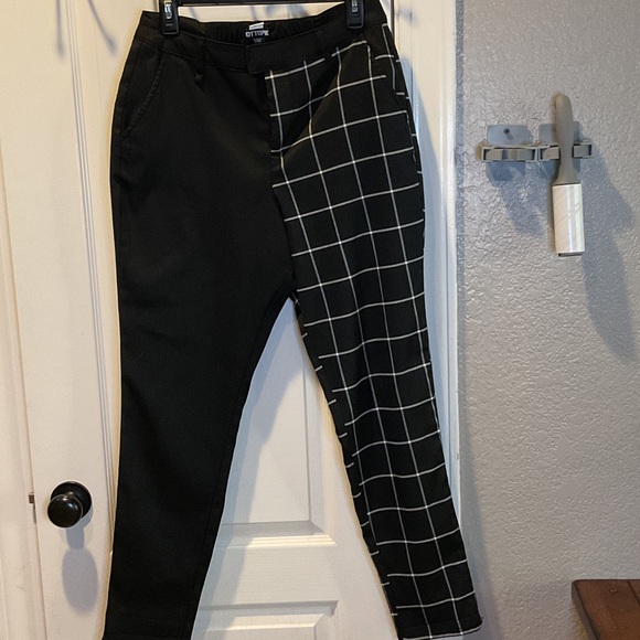 Hot Topic Black and White Checkered Cropped Pants - Picture 1 of 3